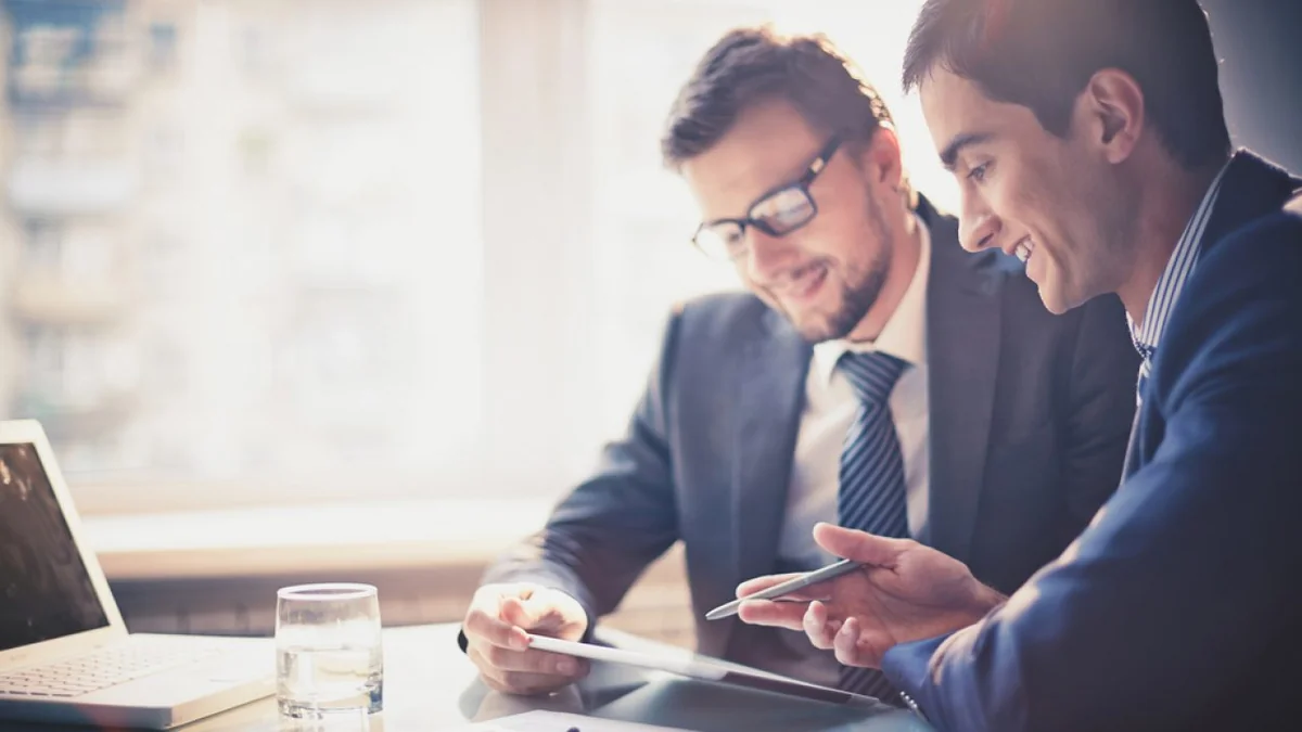 Consulente al lavoro con un'azienda orafa